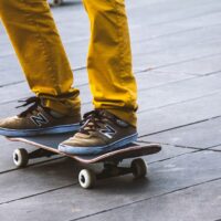 Foto von Jemand auf einem Skateboard mit gelber Hose und Sneakern. Foto: Bild von MINH NGUYEN CAN auf Pixabay