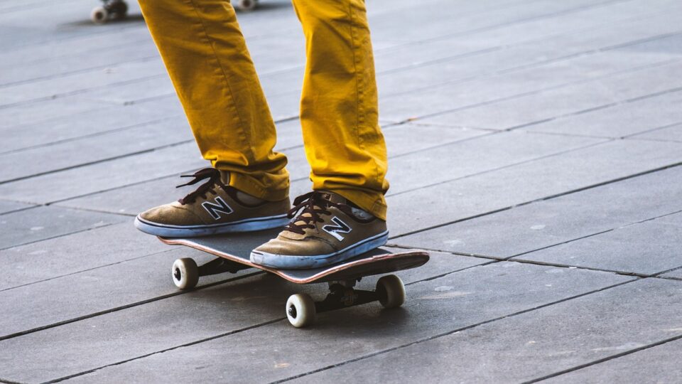 Foto von Jemand auf einem Skateboard mit gelber Hose und Sneakern. Foto: Bild von MINH NGUYEN CAN auf Pixabay