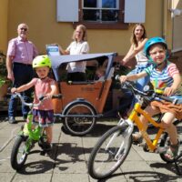 Andreas Geers übergab den jungen Eltern Laura Fischbach und Simon Schellen eine Urkunde und passende ADFC-Fahrradklingeln, Bildquelle: ADFC