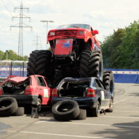 Ein Monstertruck fährt über 2 Autos bei der Show. Foto: aselowski Pressebild 300 dpi(C) Wallauer infopress4u_2