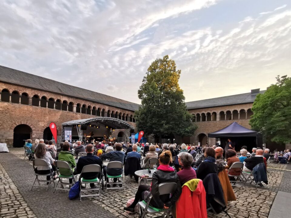 Am 15.07.2021 startete die Konzertreihe „Jazz im Brunnenhof“ vor ausverkauftem Publikum. Bildquelle: ttm