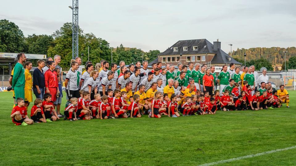 Robin Koch & DFB-Stiftung Benefiz-Spiel Gruppenbild der Mannschaften Foto: Frederik Herrmann – 5vier.de