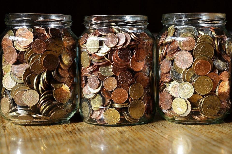 Das Bild zeigt 3 Gläser gefüllt mit Münzgeld. Bild von Franz W. auf Pixabay