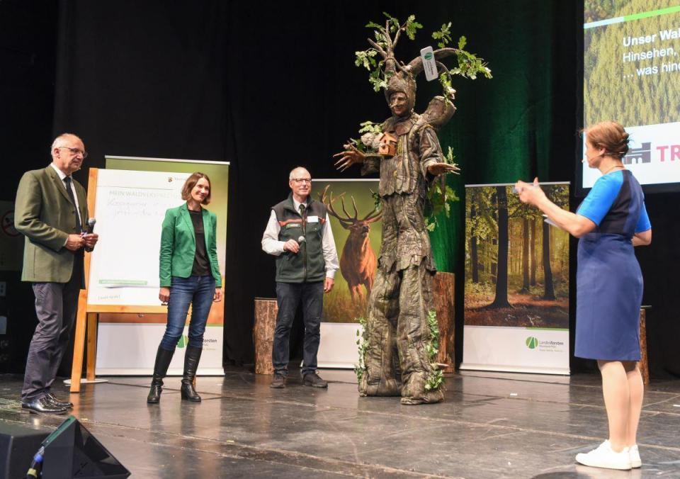 Aktionskünstler Ed Wood ringt den Besuchern der Veranstaltung Versprechen zum Wald ab. Bildquelle: Rolf Lorig