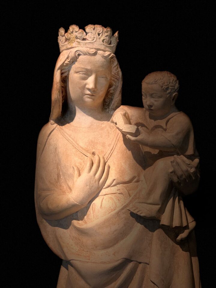 In der Nacht der Heiligen beleuchten die Museen die Sakrales und Geistliches an. Hier zu sehen Madonna mit dem Jesuskind. Bildquelle: Museumsstadt Trier