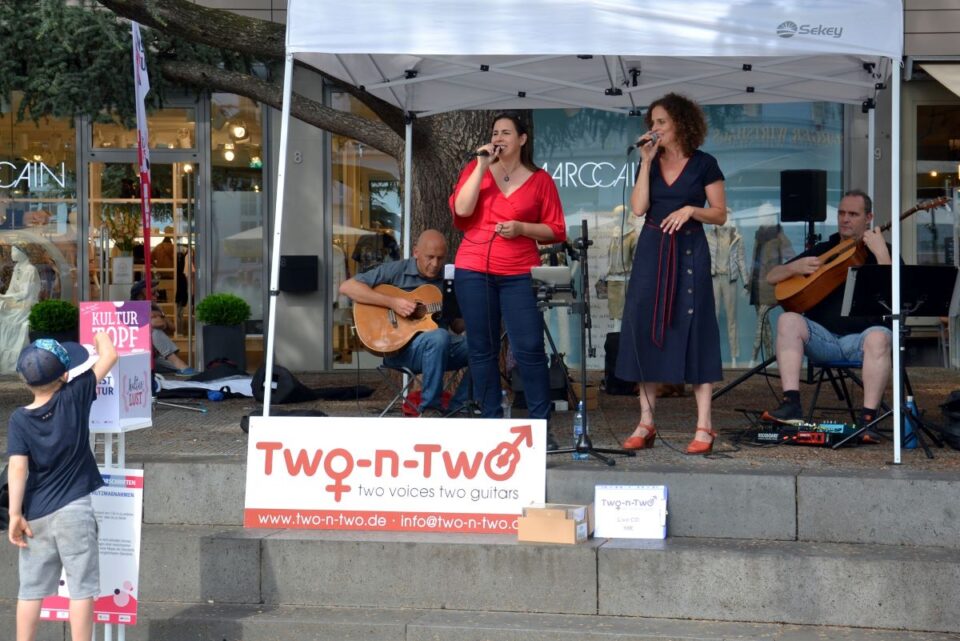 Die Musikgruppe "Two-n-Two" spielte auf dem Kornmarkt. Bildquelle: CIT