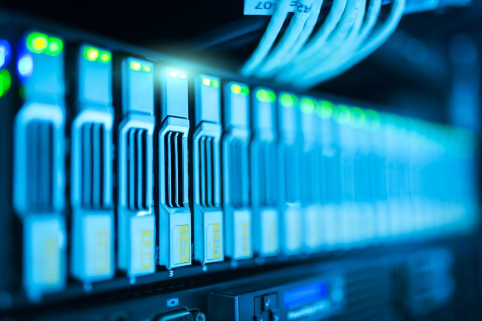 Das bild zeigt ein Hosting Server Rack blau beleuchtet. Foto: pexels - anumas-nikhomkhai