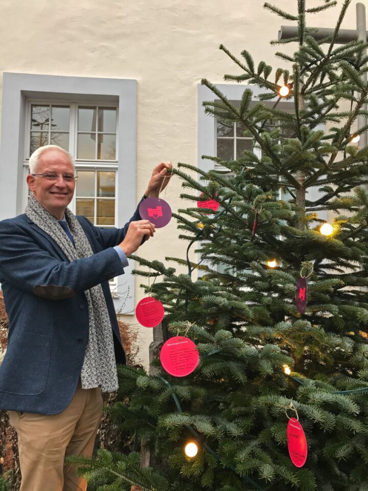 OB Wolfram Leibe hängt seinen Wunsch an den "Baum der guten Wünsche" vor dem Rathaus. Bildquelle: Presseamt Trier