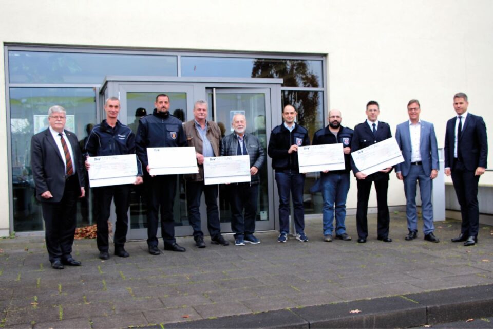 Die R+V Stiftung hat 50.000 Euro an die Feuerwehren als Helfer der Flutkatastrophe in der Region Trier gespendet. Bildquelle: Volksbank Trier