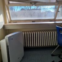 In diesem HGT-Klassenzimmer wurde ein Luftreinigungsgerät aufgestellt, weil die Lüftung durch die Fenster nicht ausreicht. Bildquelle: Presseamt Trier