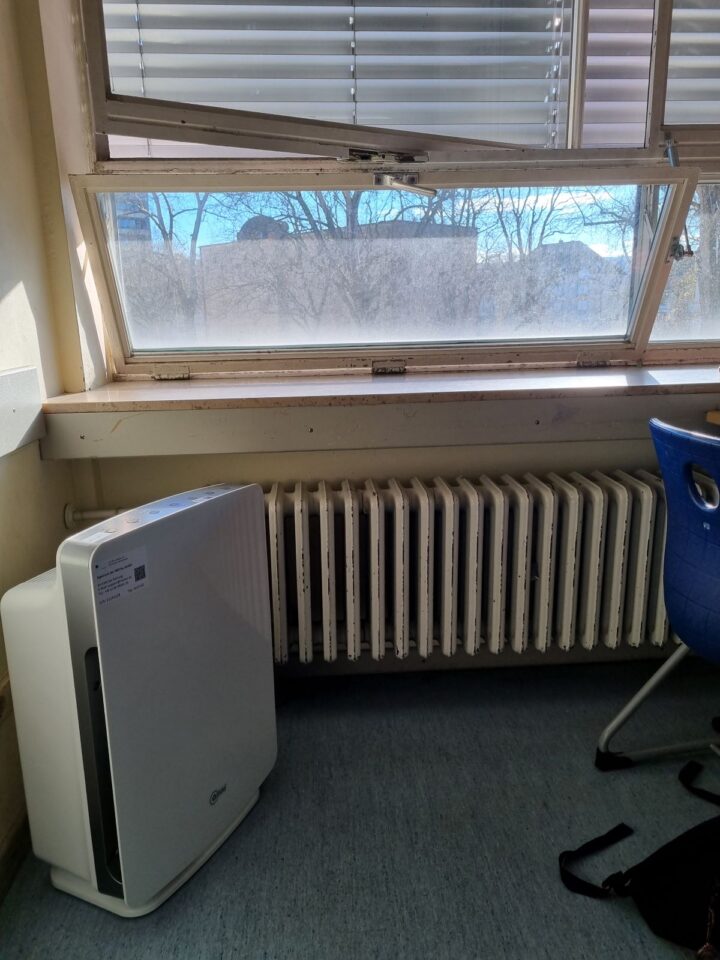 In diesem HGT-Klassenzimmer wurde ein Luftreinigungsgerät aufgestellt, weil die Lüftung durch die Fenster nicht ausreicht. Bildquelle: Presseamt Trier 