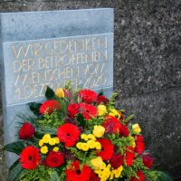 Die Inschrift der Gedenktafel aus Kalksandstein lautet: "Wir gedenken der betroffenen Menschen vom 1. Dezember 2020". Bildquelle: Presseamt Trier