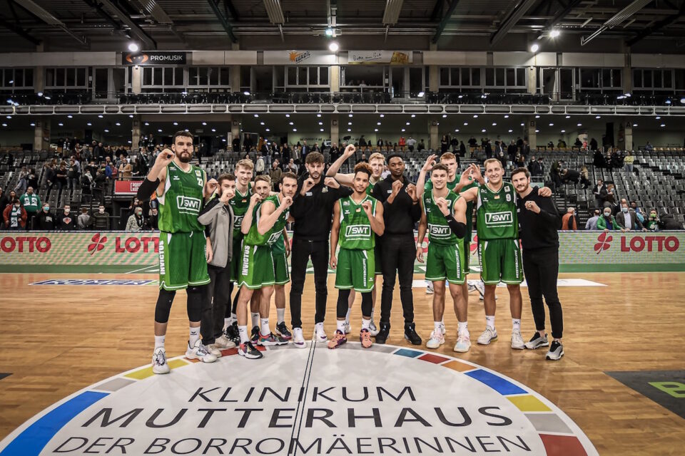 Das Team der Gladiators Trier steht nach dem Sieg gegen Ehingen in der Mitte der Arena. Foto: Urheberrecht: Simon Engelbert / PHOTOGROOVE