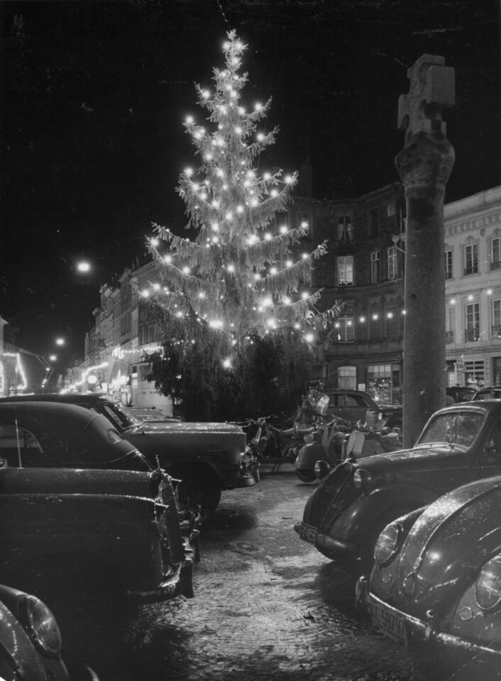 Weihnachtsbaum auf dem Trierer Hauptmarkt, 1950er-Jahre. Bildquelle: Stadtarchiv Trier, Sammlung Thörnig