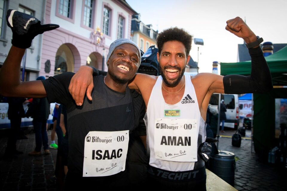 Belgiens Olympiafinalist Isaac Kimeli und Deutschlands bester Marathonläufer Amanal Petros (rechts). Bildquelle: Silvesterlauf Trier e.V.