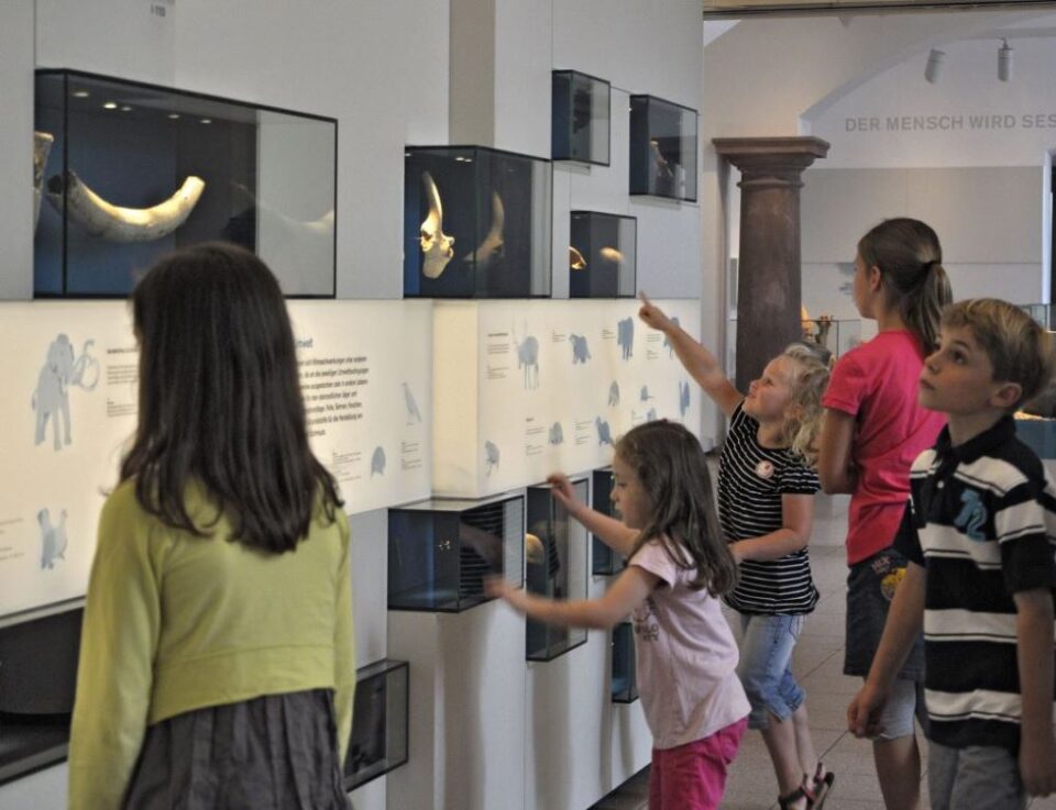 In der Museumswerkstatt „Steinzeit“ tauchen Kinder in die Welt unserer frühen Vorfahren ein. Bildquelle: Landesmuseum Trier