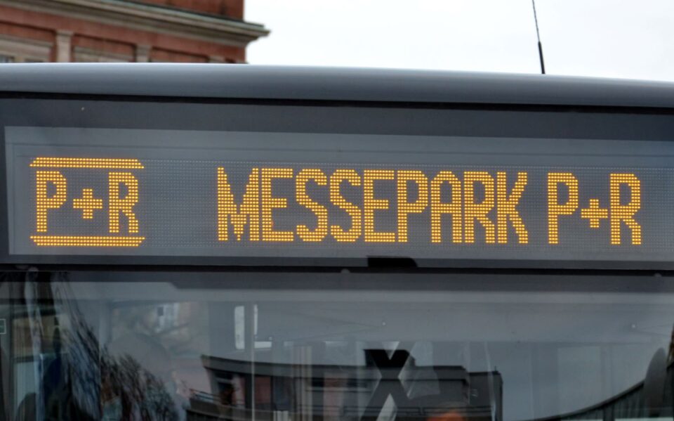 Das Foto zeigt einen Bus mit der Aufschrift: Messepark P+R. Dabei handelt es sich um den kostenlos nutzbaren Bus um in die Trierer Innenstadt zu gelangen. Bildquelle: City-Initiative Trier e.V.