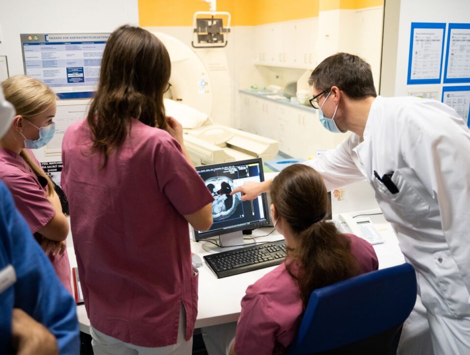 Die Studenten und Studentinnen bekamen einen Einblick in die Radiologie im Mutterhaus. Bildquelle: Medizincampus Trier