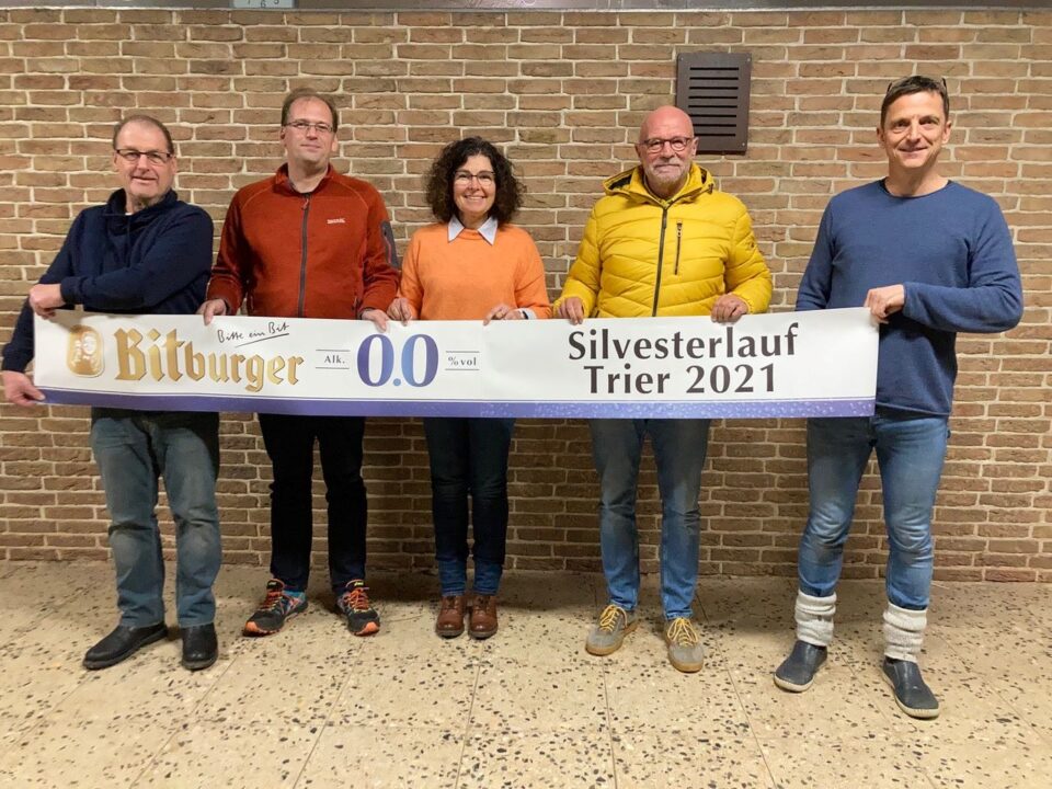 Die Vorstandsmitglieder Claus Sporer, Ralf Thiex, Pia Bösen, Hans Tilly und Norbert  Ruschel (von links) präsentieren das Zielband für den Bitburger-0,0%-Lauf der Asse. Bildquelle: Silvesterlauf Trier e.V.
