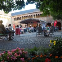 Das Bild zeigt den Brunnenhof in Trier im Sommer. Bildquelle: Trier Tourismus und Marketing GmbH