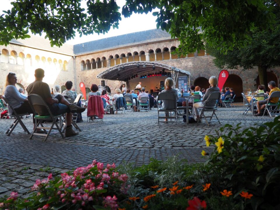 Das Bild zeigt den Brunnenhof in Trier im Sommer. Bildquelle: Trier Tourismus und Marketing GmbH