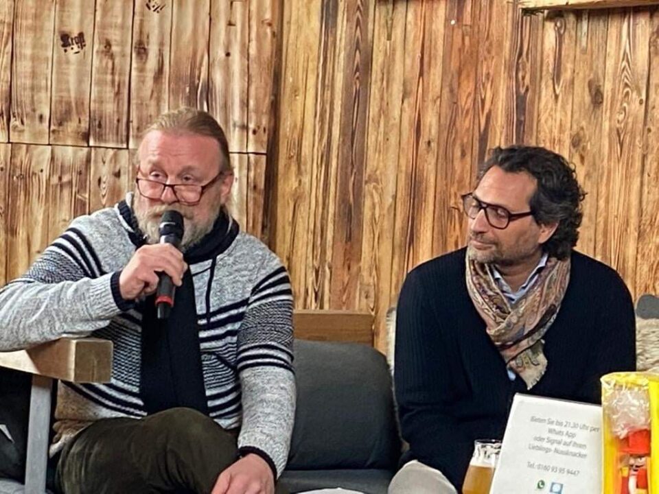 Das Foto zeigt die beiden Gastgeber. Links Christ Steil und rechts Klaus Tonkaboni. Bildquelle: Sabine Schwan