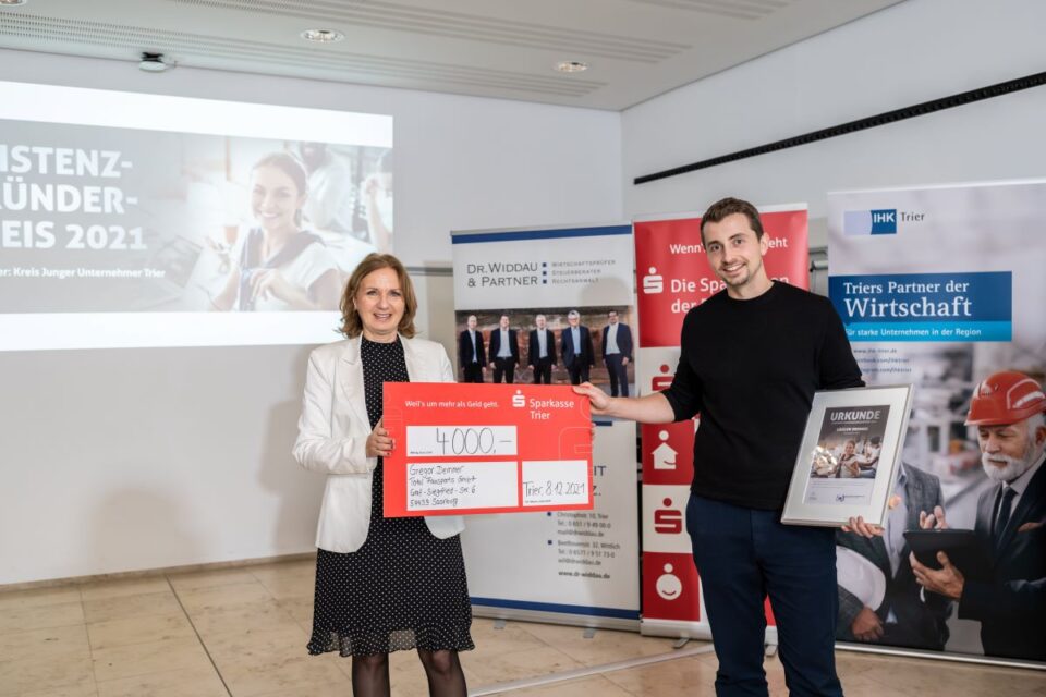 Silvia Menzel von der Sparkasse Trier mit KJU-Existenzgründerpreis-Sieger Gregor Demmer. Bildquelle: Frank Martini