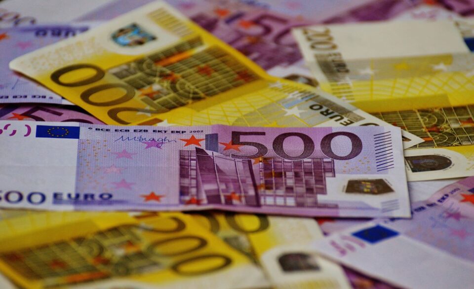 Das Foto zeigt einige Euro-Scheine. Bildquelle: pexels