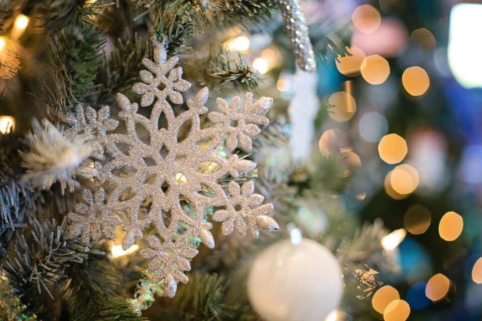 Das Foto zeigt einen Schneeflocke als Weihnachtsbaumschmuck hängend am Tannenbaum. Foto: JillWellington / PixabayDas Foto zeigt einen Shcneeflocke als Weihnachtsbaumschmuck. Foto: Jill Wellington / Pixabay
