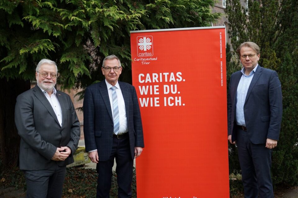 Auf dem Foto sieht man v.r.n.l. Dr.Bernd Kettern Ulrich Dempfle und Markus Leineweber Bildquelle: Caritasverband Trier e.V.