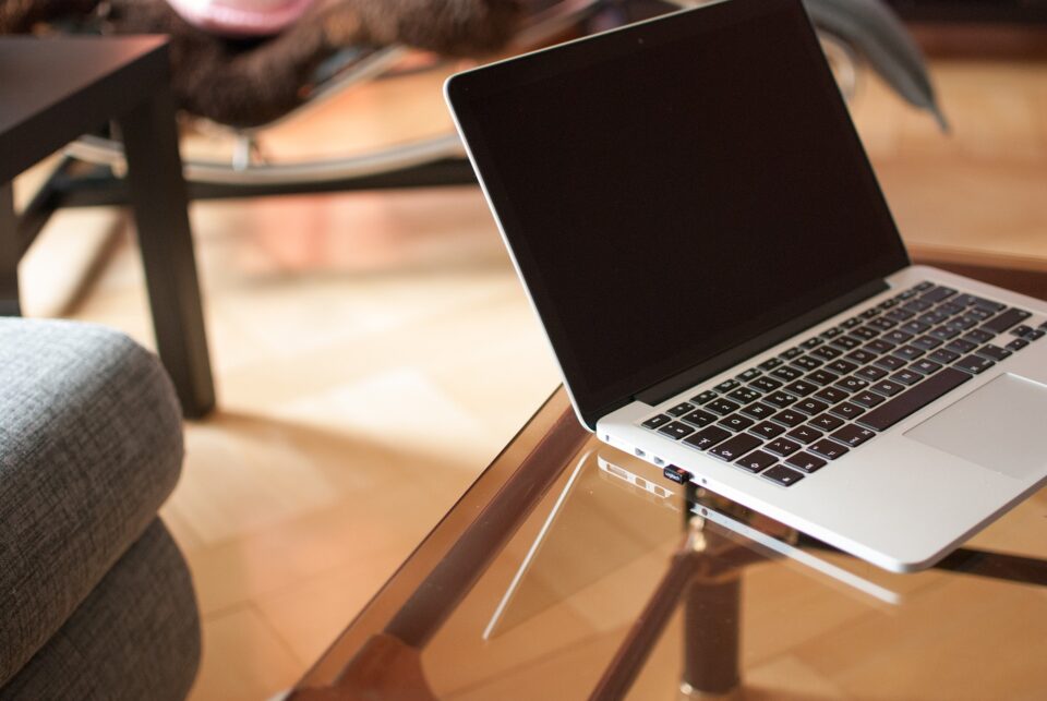 Ein Notebook steht auf einem Holztisch. Foto: pixabay