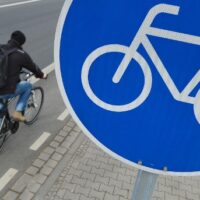 Fahrradfahrer auf ausgewiesenem Radweg - Foto: Arne Dedert/dpa