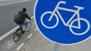 Fahrradfahrer auf ausgewiesenem Radweg - Foto: Arne Dedert/dpa