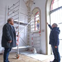 Peter Ahlhelm von der städtischen Denkmalpflege (rechts) erläutert Beigeordnetem Markus Nöhl die Instandsetzung einer Gewölberippe in der Kapelle. Bildquelle : Presseamt