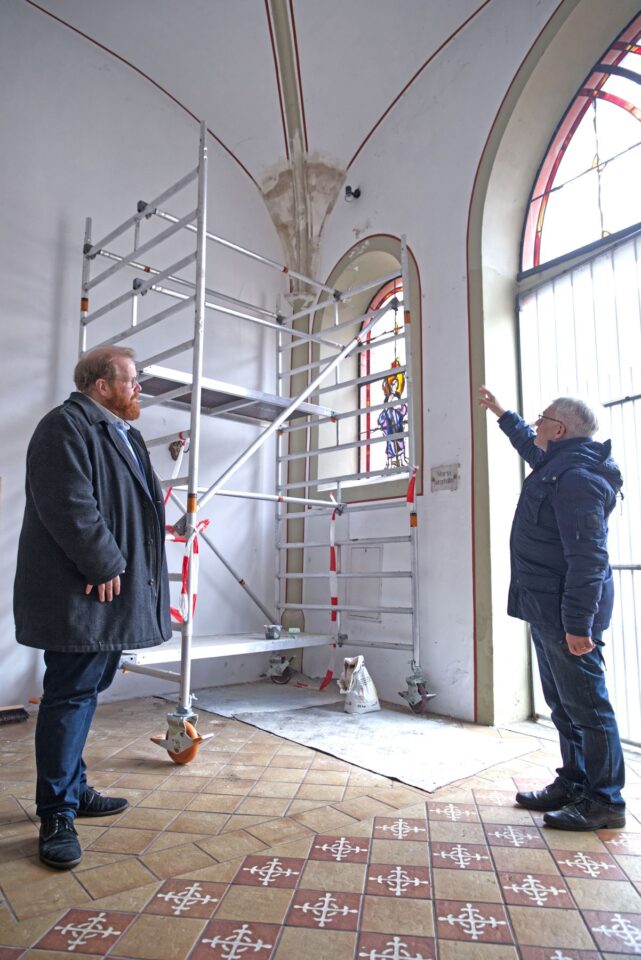 Peter Ahlhelm von der städtischen Denkmalpflege (rechts) erläutert Beigeordnetem Markus Nöhl die Instandsetzung einer Gewölberippe in der Kapelle. Bildquelle : Presseamt 