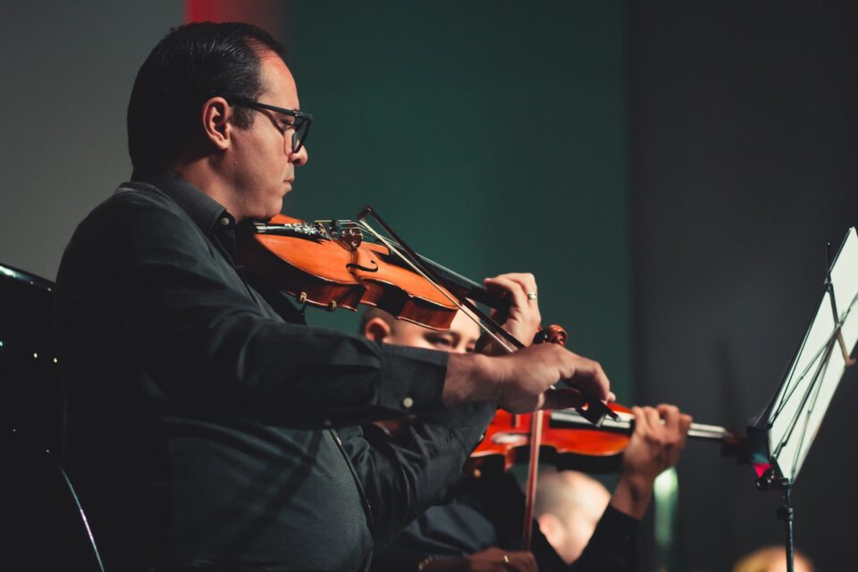 Sinnbild - Streicher spielen Violine. Quelle: Gabriel Santos auf Pexels.
