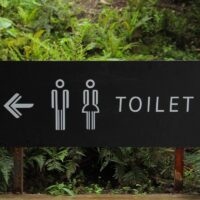 Auf dem Bild sieht man ein Schild das auf eine öffentliche Toilette hinweist. Bildquelle: pexels