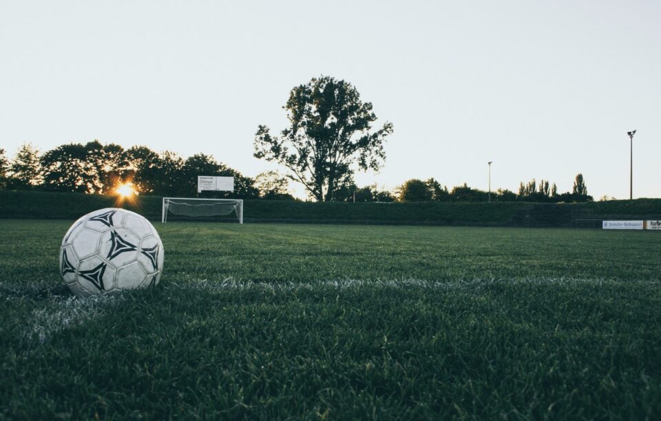 Abschied von der Eintracht: Ein Ball liegt einsam auf einem Fußballfeld im Abendlicht. Quelle: Markus Spiske von Pexels.