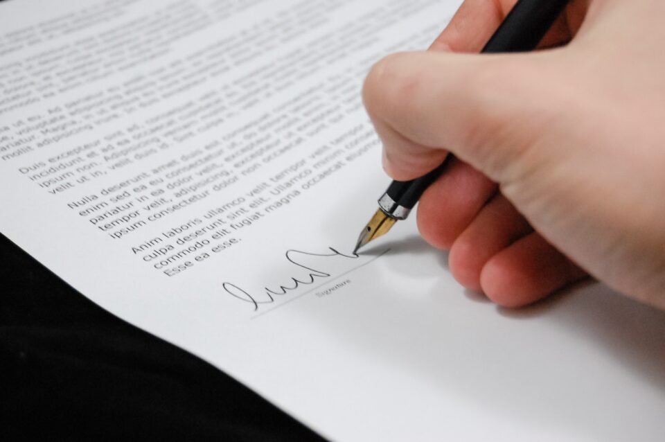 Sinnbild - Die Unterzeichnung des Vertrags stimmt die IG Metall positiv. Quelle: Pixabay von Pexels.