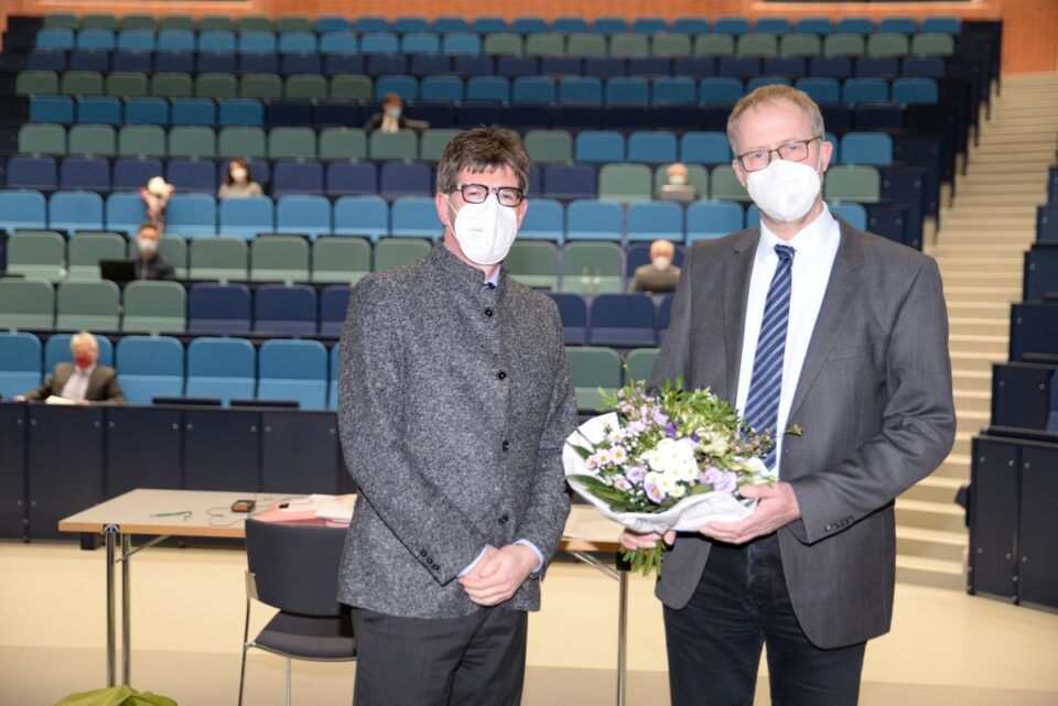 Mit einem Blumenstrauß gratuliert Universitätspräsident Prof. Dr. Michael Jäckel (links) Prof. Dr. Torsten Mattern zur Wahl. Bildquelle: Universität Trier