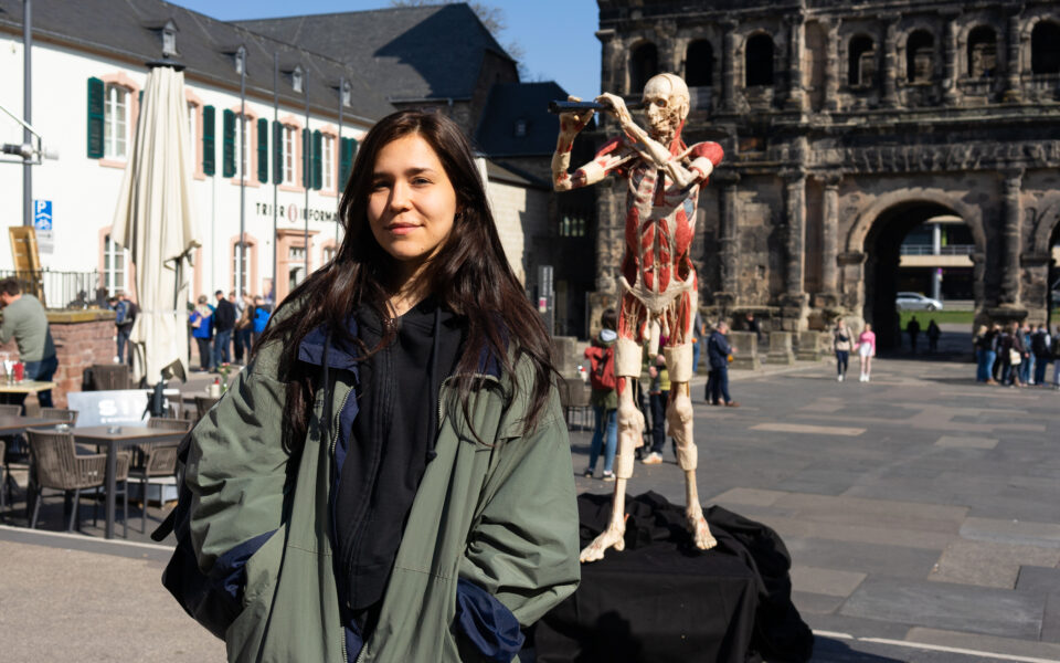 Körperwelten präsentiert ein Präparat auf dem Platz vor der Porta Nigra. Wir wollten wissen, wie haben die Menschen in Trier darauf reagiert? Foto: Frederik Herrmann - 5vier.de.