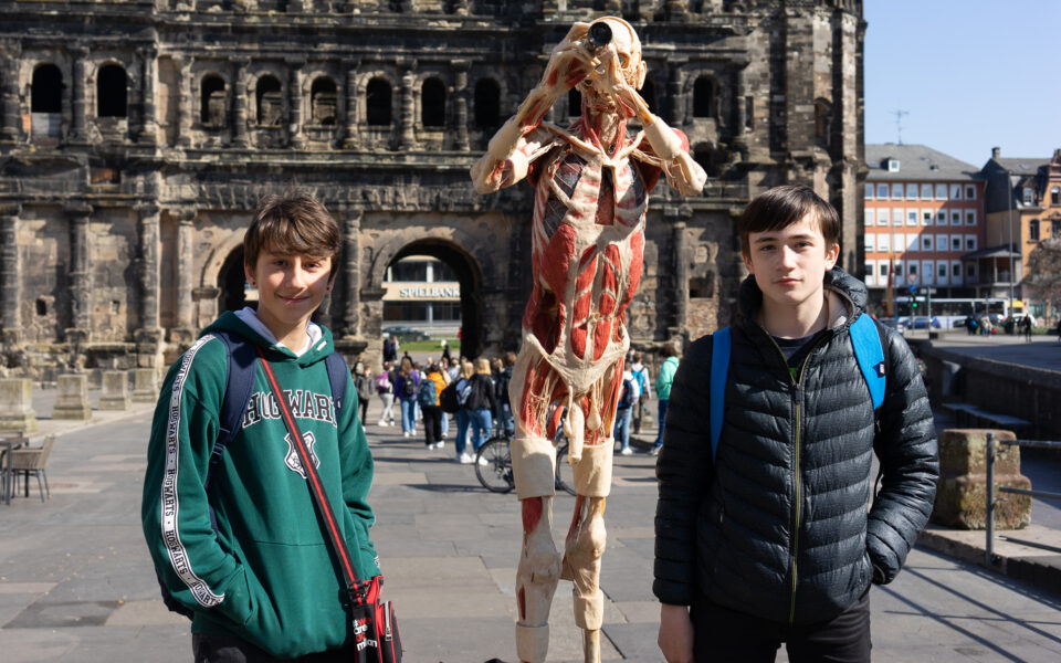 Leo und Gabriel waren ganz erstaunt, als sie das Präparat in der Trierer Innenstadt entdeckten. Foto: Frederik Herrmann - 5vier.de.