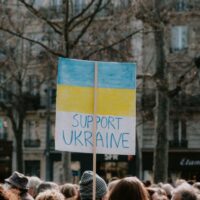Auf dem Foto sieht man ein Plakat mit der Aufschrift: "Support Ukraine". Bildquelle: pexels