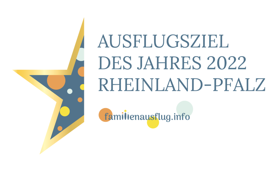 Der Dinosaurierpark Teufelsschlucht erhält den Award "Ausflugsziel des Jahres 2022". Foto/Logo: Suchportal "familienausflug.info"