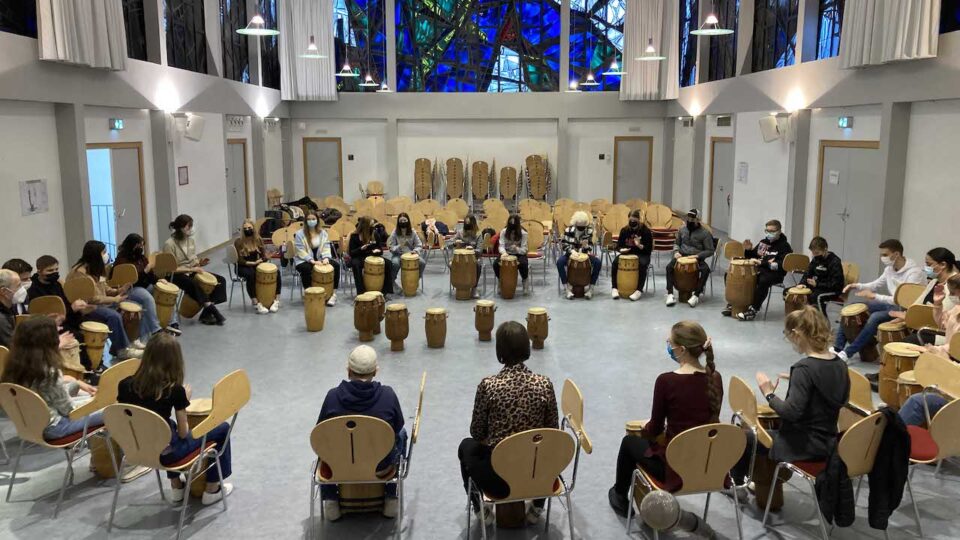 Zum gemeinsamen Programm gehörte auch ein Trommel-Workshop. Foto: Universität Trier.