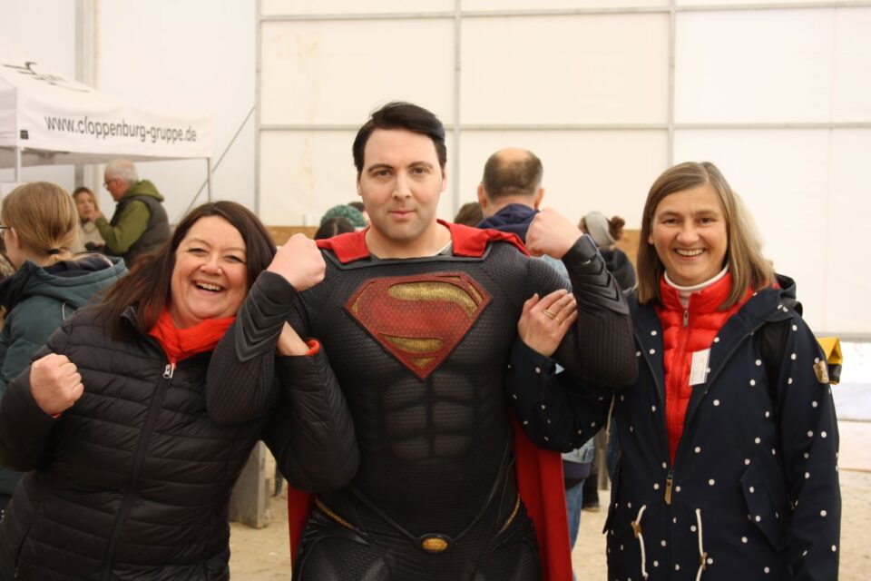 Petra Moske ( links) und Elisabeth Schuh mit Cosplay Artist – Daniel Figueras als Superman. Bildquelle: nestwärme e.V. D