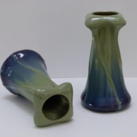 Mit diesen Vasen fing alles an: Jugendstilvasen mit Verlaufsglasur, Keramik, 1902 Vereinigte Servais Werke AG Ehrang. Foto: Stadtmuseum Simeonstift Trier