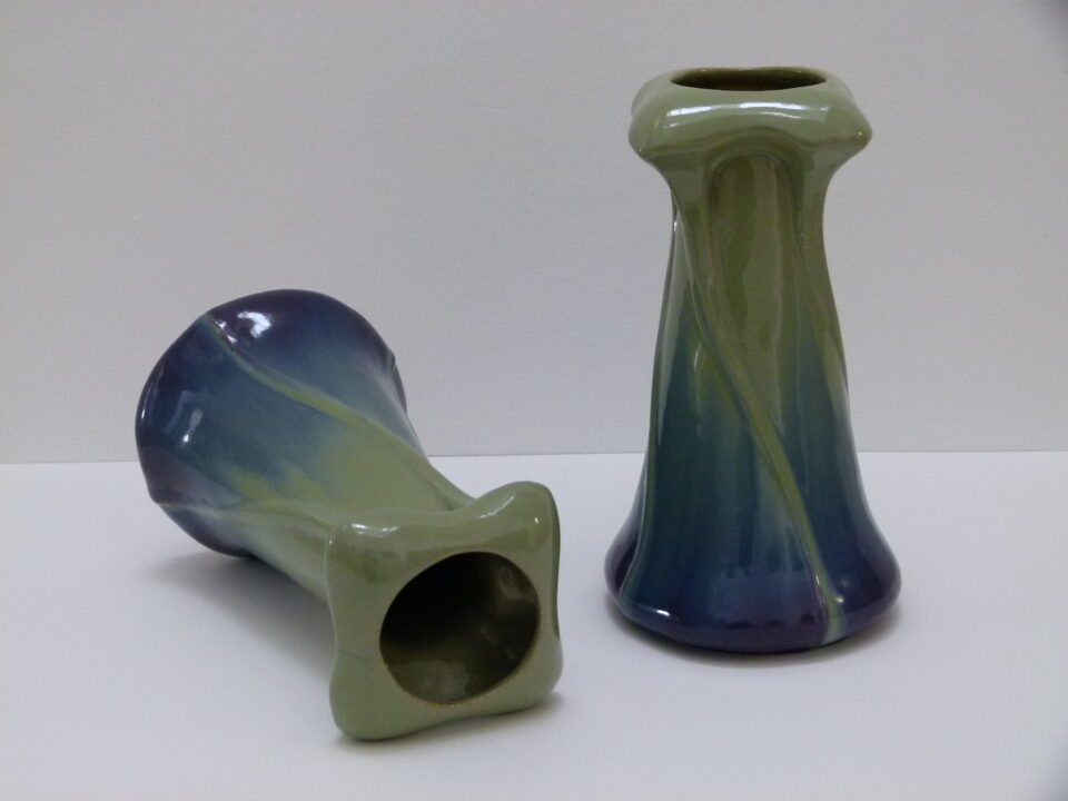 Mit diesen Vasen fing alles an: Jugendstilvasen mit Verlaufsglasur, Keramik, 1902 Vereinigte Servais Werke AG Ehrang. Foto: Stadtmuseum Simeonstift Trier