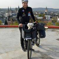 Vor seiner Weiterfahrt nach Saarlouis warfen Benedikt Goesmann und Hund Bruno noch einen Blick auf Trier. Foto: Brüderkrankenhaus Trier
