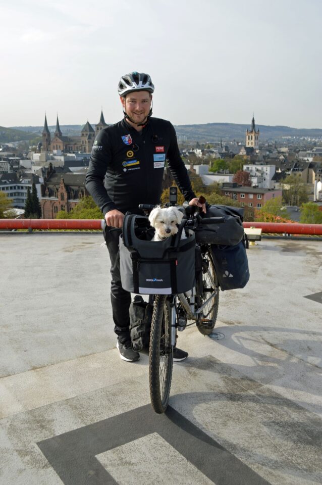 Vor seiner Weiterfahrt nach Saarlouis warfen Benedikt Goesmann und Hund Bruno noch einen Blick auf Trier. Foto: Brüderkrankenhaus Trier  